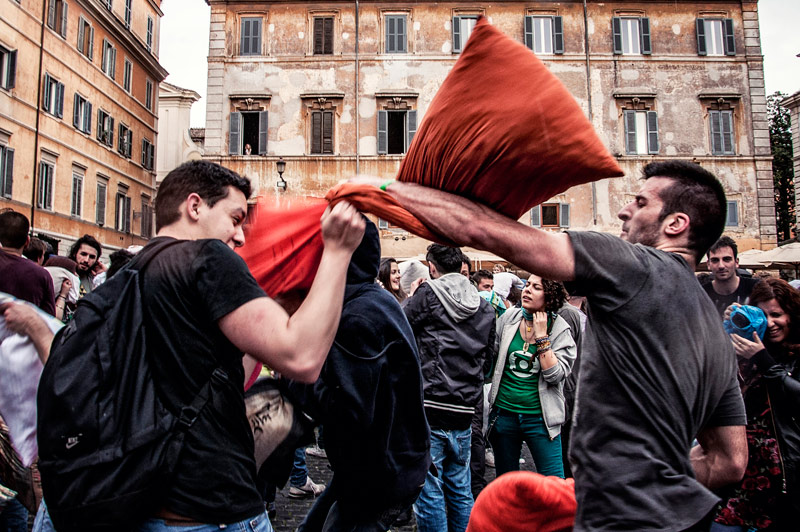 guerra dei cuscini roma trastevere